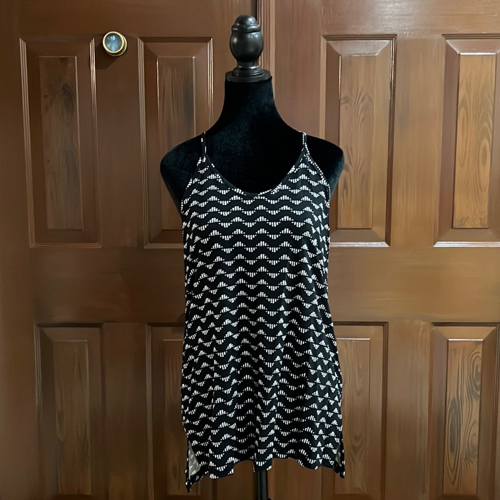 NWT Old navy women’s XSMALL black and white flowing tank top